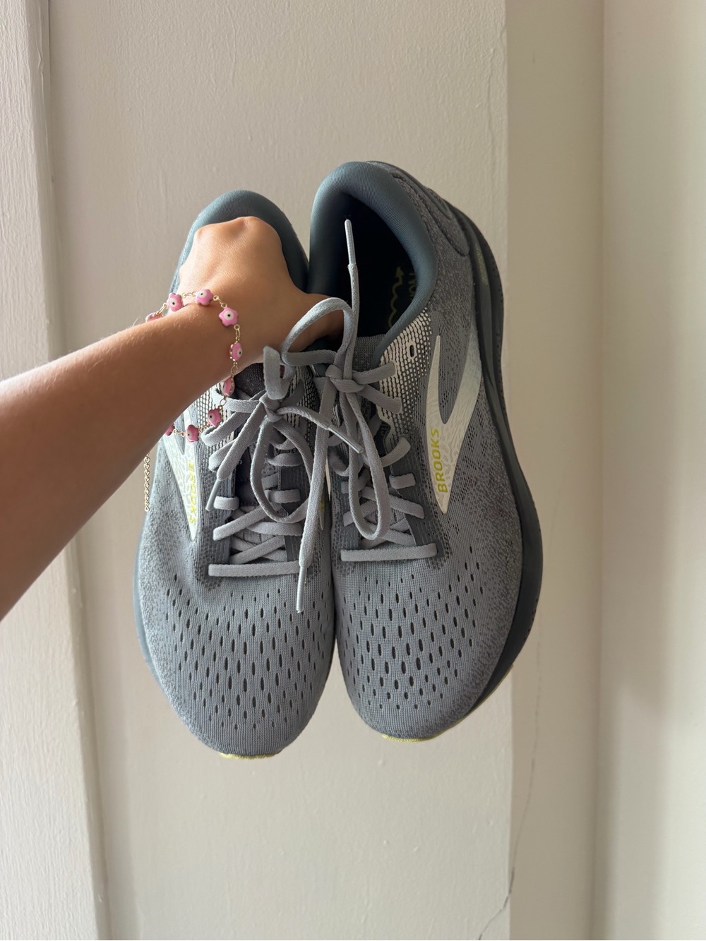 Brooks Ghost Men Gray Running Shoes with Subtle Yellow Accent - Picture 3 of 8